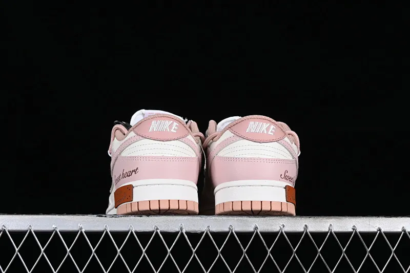 All categories Nk SB Dunk series Nk SB Dunk Low low-top sneakers Nk Dunk Low Spd berry carved rose pink retro sweetheart retro college style SB strap low-top casual sneakers DD1503-118